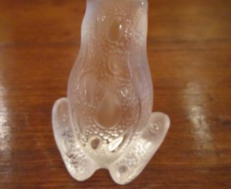 Stunning George II Red Walnut Kneehole Desk - Image 4