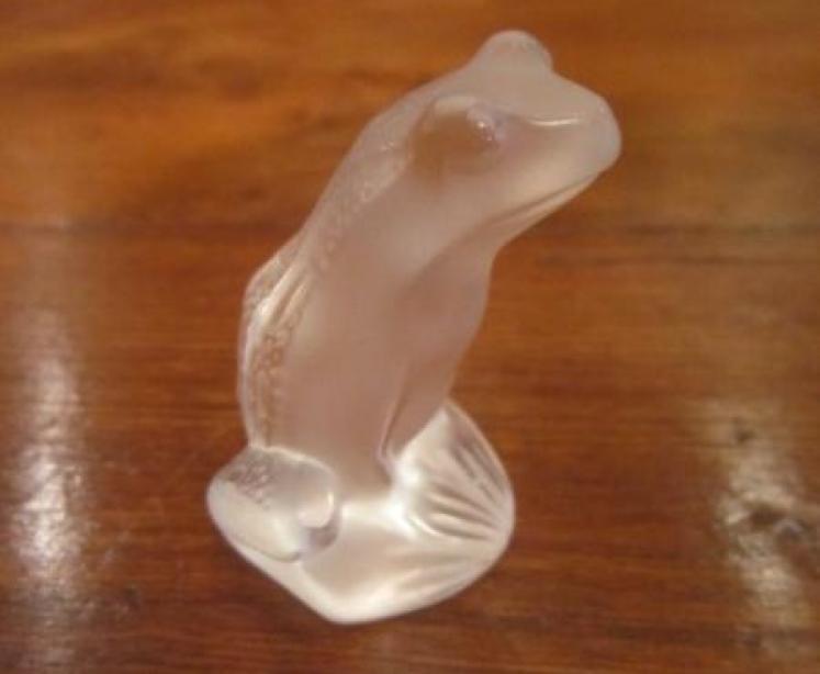 Stunning George II Red Walnut Kneehole Desk - Image 5