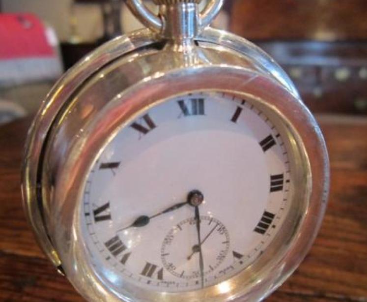 Mid Victorian Burr Walnut Chest of Drawers - Image 4