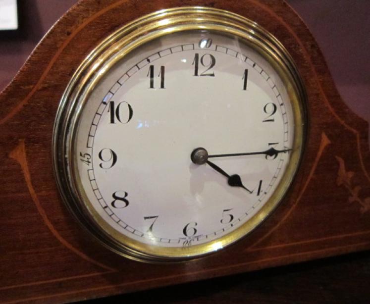 Early Victorian Antique Yew Low Back Windsor Armchair - Image 1