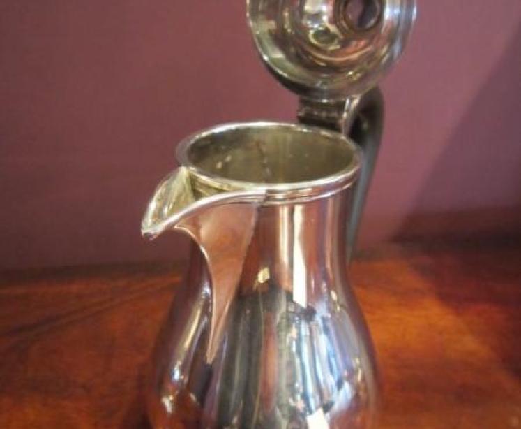 Fine Pair of George V Period Silver Coffee Pots - Image 3