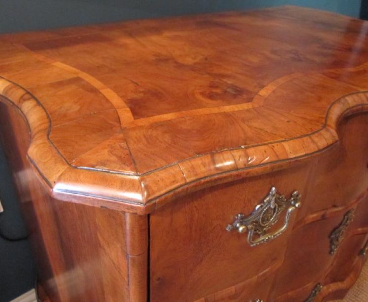 Stunning George II Walnut Ribbon Fronted Chest - Image 4