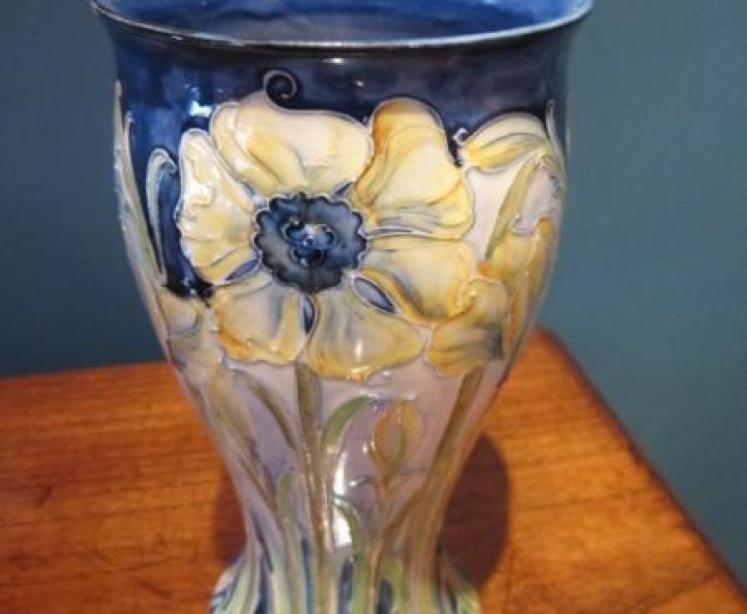 Rare McIntyre Moorcroft Daffodil & Iris Vase - Image 4