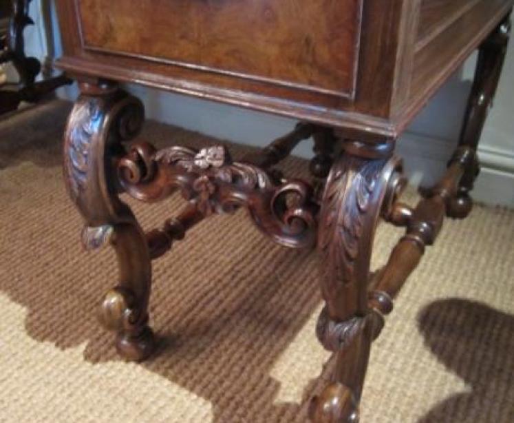 Superb Victorian Figured Walnut Desk - Image 2