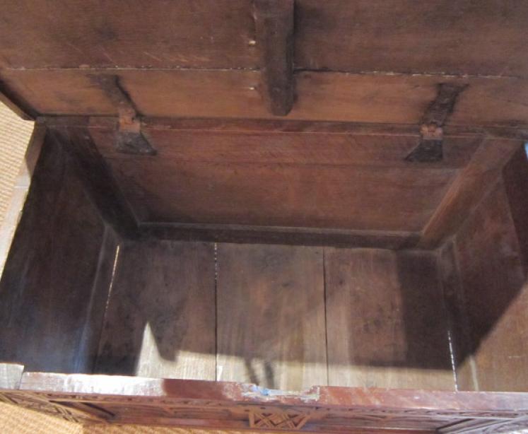 Superb Early 18th Century Tulip Carved Coffer - Image 4