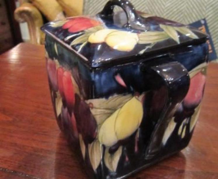 Moorcroft Wisteria Twin Handled Lidded Box - Image 4
