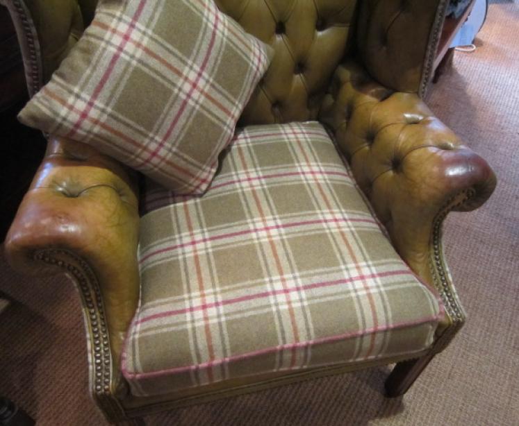 Superb Edwardian Leather Buttoned Wing Armchair - Image 2