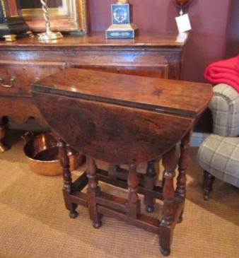 Period Early Georgian Oak Gateleg Table