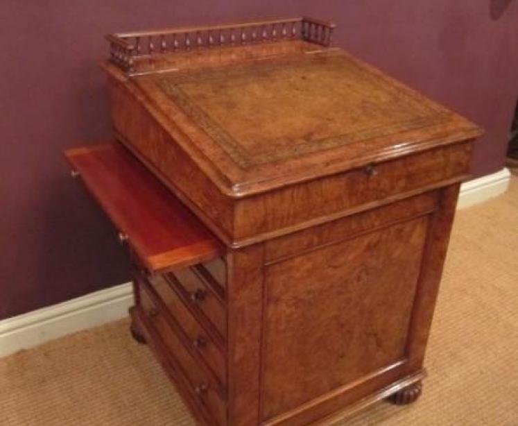 Stunning William IV Walnut Gillows Davenport Desk - Image 1