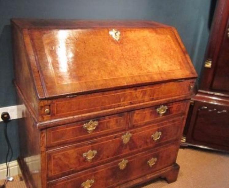 Stunning George I Figured Walnut Inlaid Bureau - Image 4