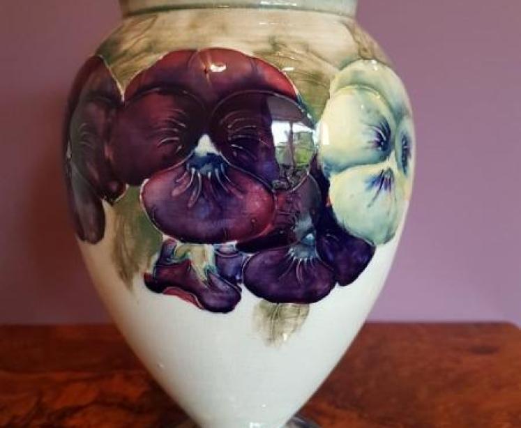 Early Moorcroft Pansy on Cream Vase - Image 5