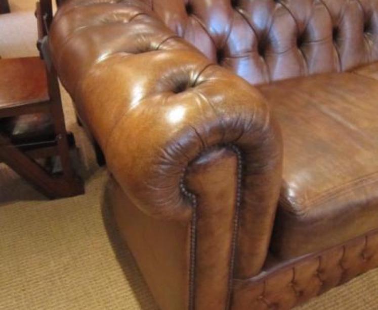 Original Leather Buttoned Chesterfield Settee - Image 3