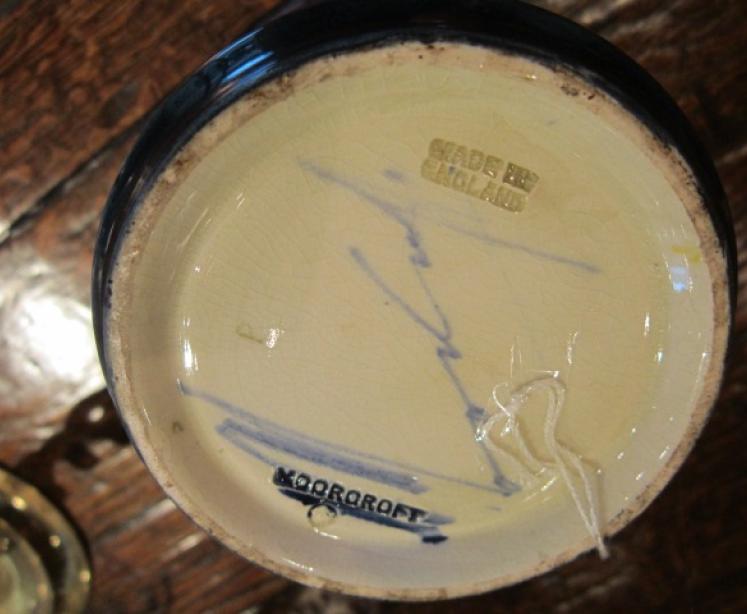 Moorcroft Leaf & Berries on Celadon Vase - Image 5