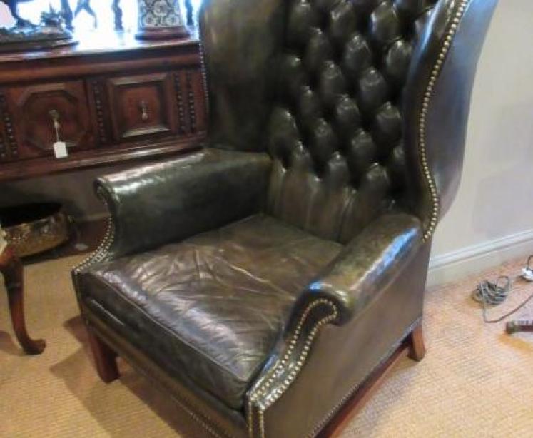 Superb Edwardian Leather Buttoned Wing Armchair - Image 2