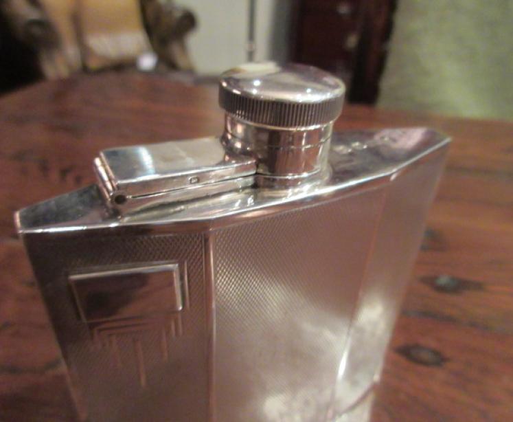 Art Deco Period Silver Engine Turned Hip Flask - Image 2