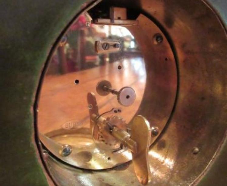 Edwardian Period Chinoserie Green Lacquered Mantel Clock - Image 5