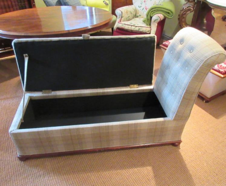 Late Victorian Upholstered Ottoman Day Bed - Image 3