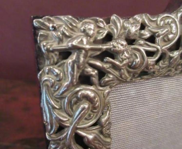 Late Victorian Cherub Decorated Silver Photo Frame - Image 5