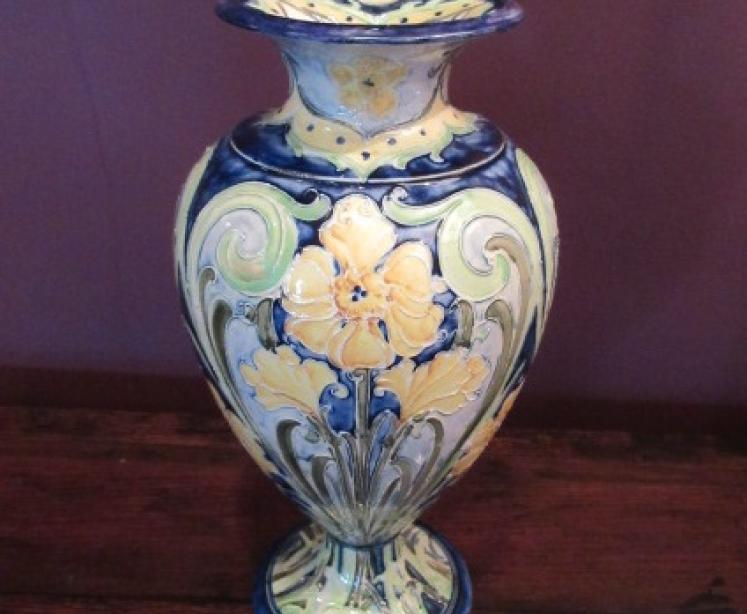 Art Nouveau Moorcroft Florin Daffodils Shaped Vase - Image 1