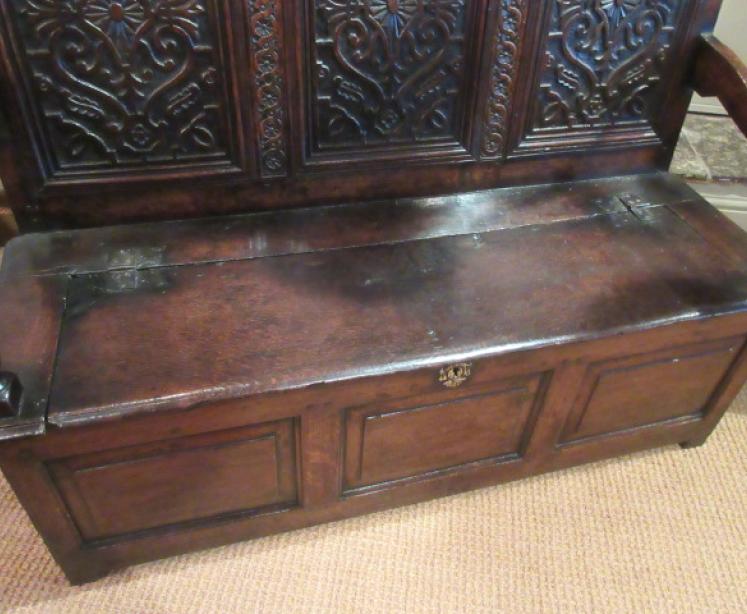 Early Period Oak Carved Back Settle.c.1700 - Image 4