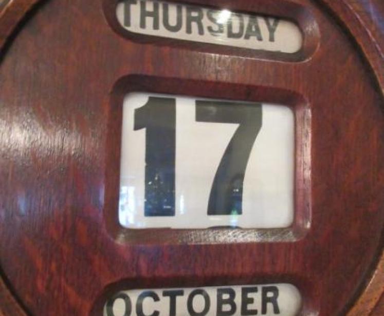 Large Victorian Polished Oak Wall Calendar - Image 4