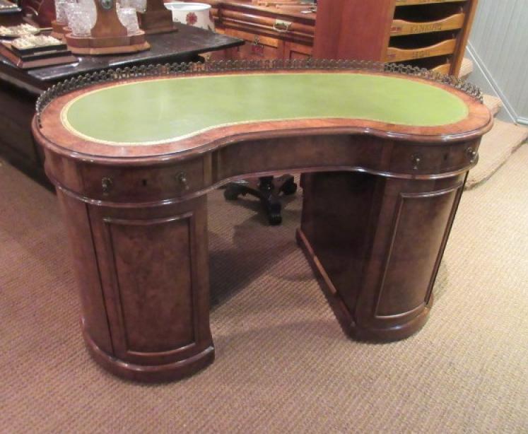 Superb Mid Victorian Burr Walnut Kidney Shaped Desk - Image 1