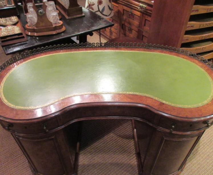 Superb Mid Victorian Burr Walnut Kidney Shaped Desk - Image 2