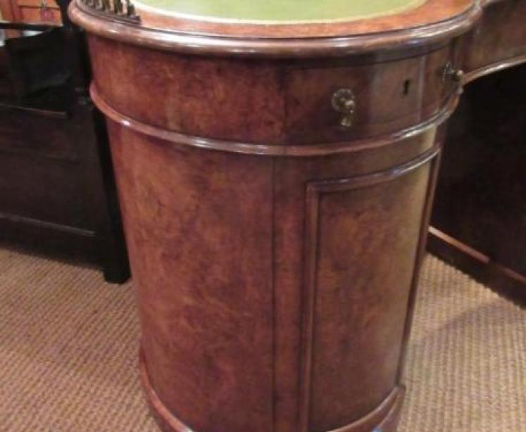Superb Mid Victorian Burr Walnut Kidney Shaped Desk - Image 3