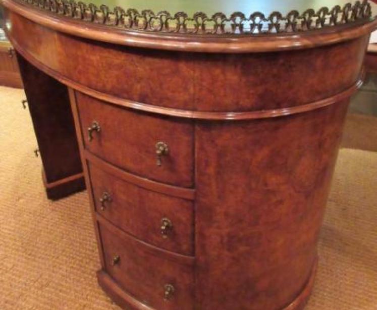 Superb Mid Victorian Burr Walnut Kidney Shaped Desk - Image 4