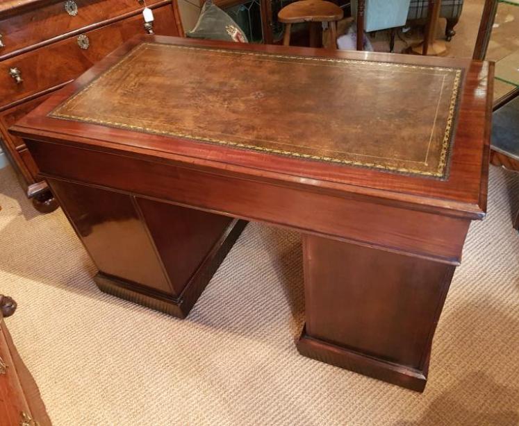 Mid Victorian Mahogany Pedestal Desk by Maples - Image 4