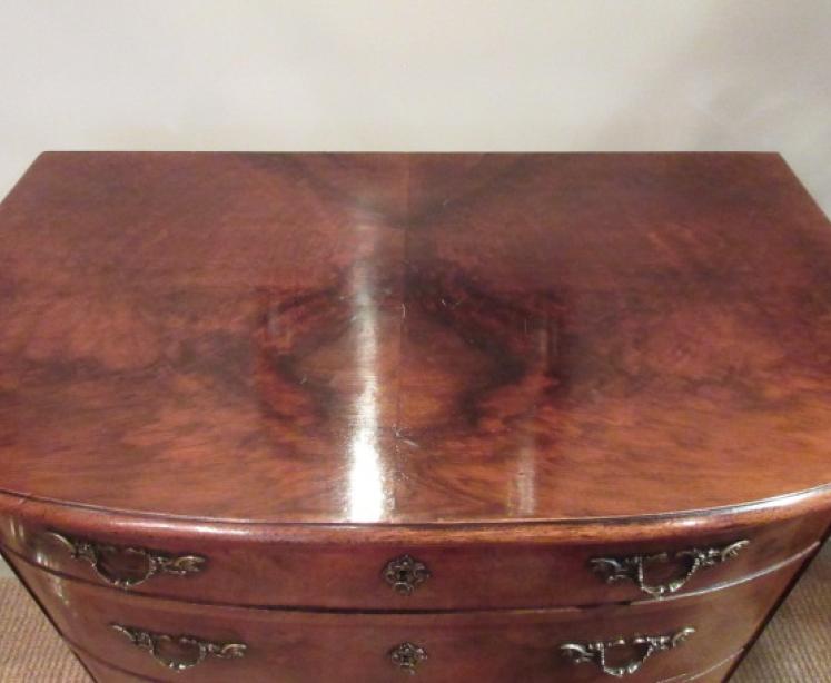 Top Quality Mid Victorian Walnut Bow Front Chest - Image 3