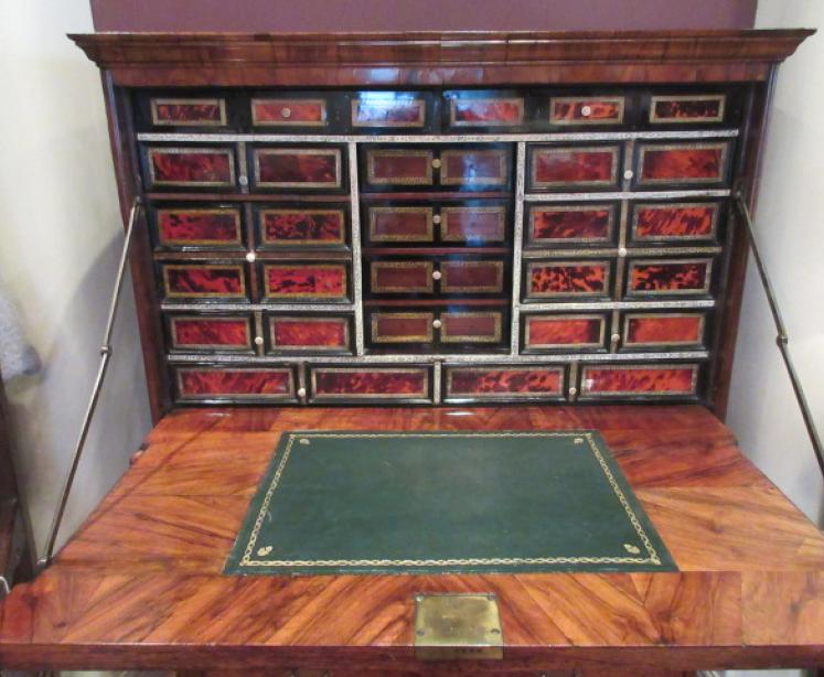 Outstanding William & Mary Period Burr Walnut Escritoire - Image 2