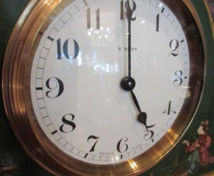 Small Edwardian Lacquered Chinoiserie Mantel Clock - Image 3