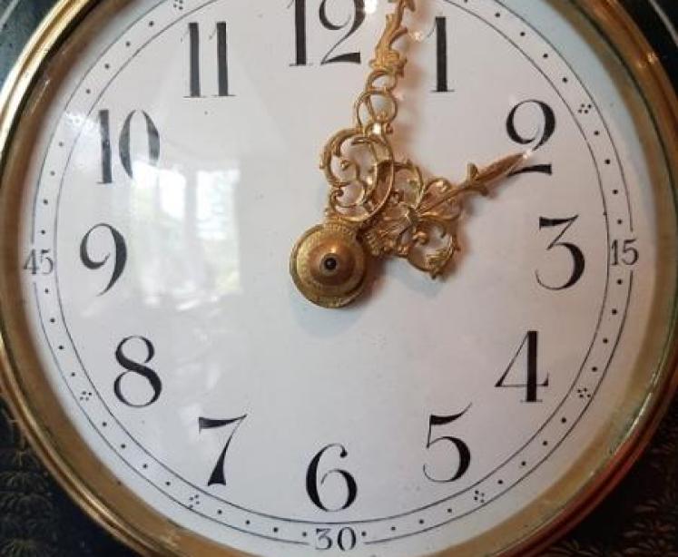 Edwardian Antique Chinioserie Lacquered Mantel Clock - Image 3