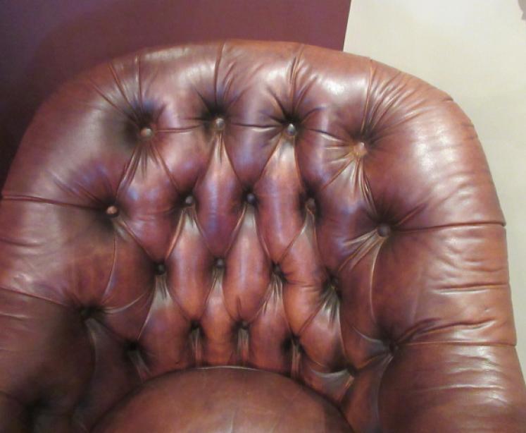1930's Leather Buttoned Back Armchair - Image 4