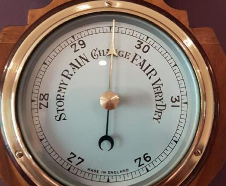 Small Antique Yew & Walnut Cased Banjo Barometer - Image 4