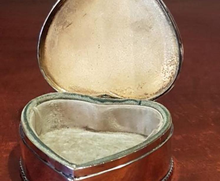 Edwardian Silver Engine Turned Heart Shaped Jewel Box - Image 4