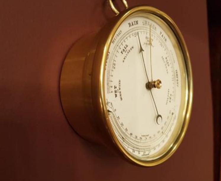 Victorian Brass Cased Marine Barometer with Crescent Thermometer - Image 5