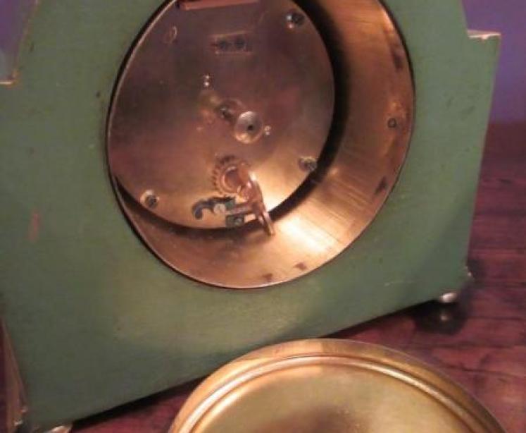 Edwardian Light Green Lacquered Chinioserie Mantel Clock - Image 4