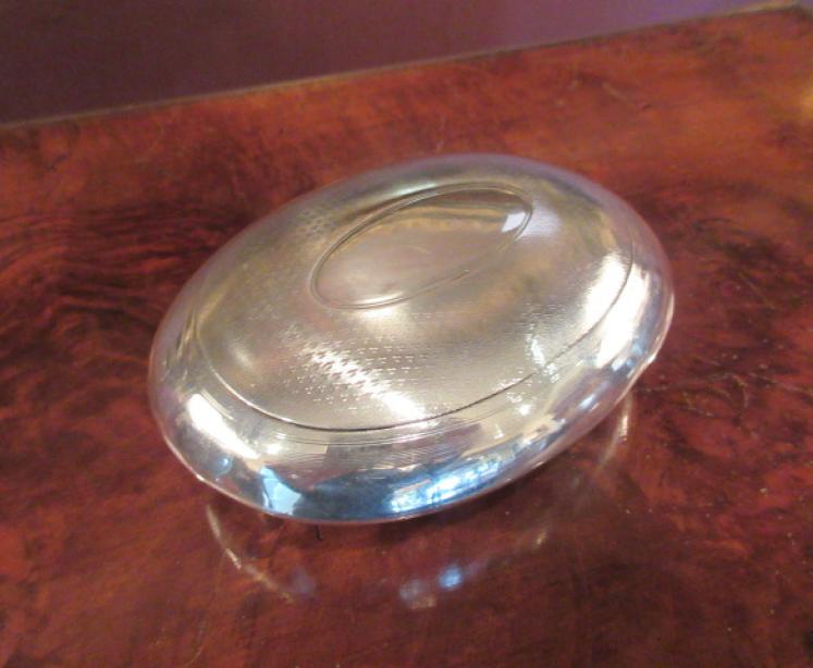 Antique Silver Lozenge Shaped Squeeze Opening Table Snuff Box - Image 5