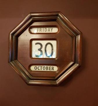 Superb Edwardian Polished Oak Octagonal Perpetual Wall Calendar