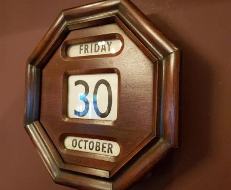 Superb Edwardian Polished Oak Octagonal Perpetual Wall Calendar - Image 2