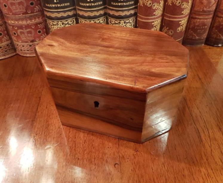 Small Late Victorian Olive Wood Box - Image 1