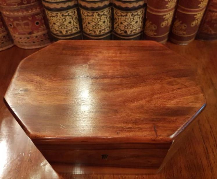 Small Late Victorian Olive Wood Box - Image 4