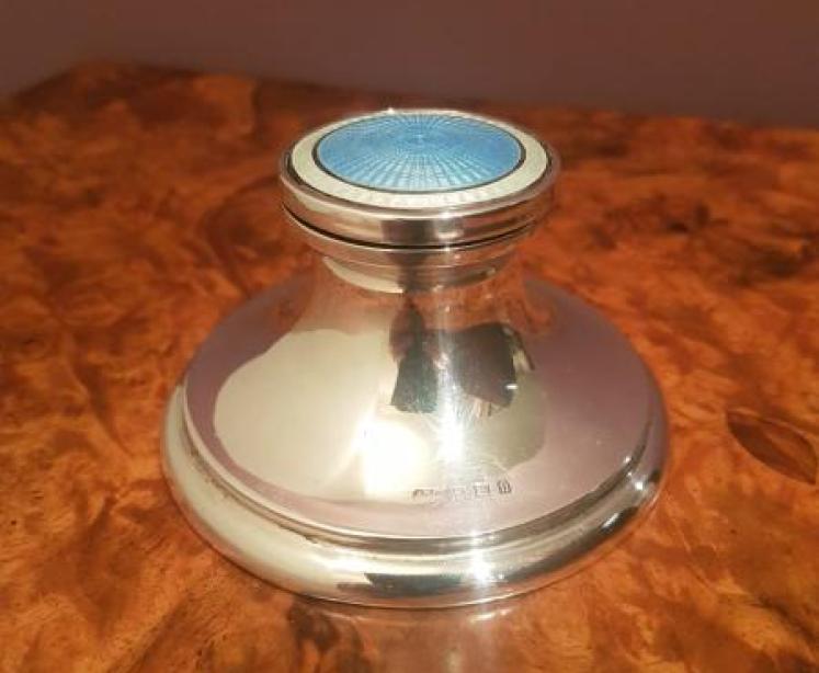 George V Silver and Engine Turned Enamel Ink Well - Image 1