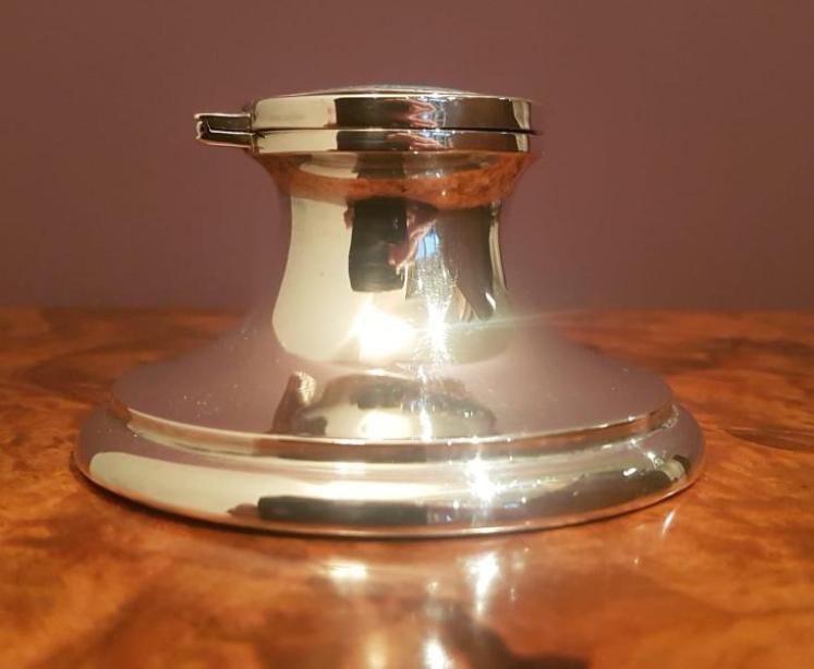 George V Silver and Engine Turned Enamel Ink Well - Image 3