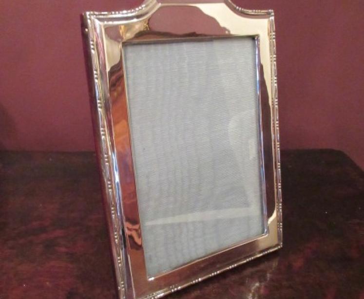 George V Period Silver Beaded Edge Photo Frame - Image 1