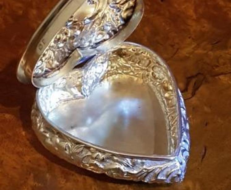 Victorian Embossed Silver Hinged Top Heart Shaped Box - Image 2