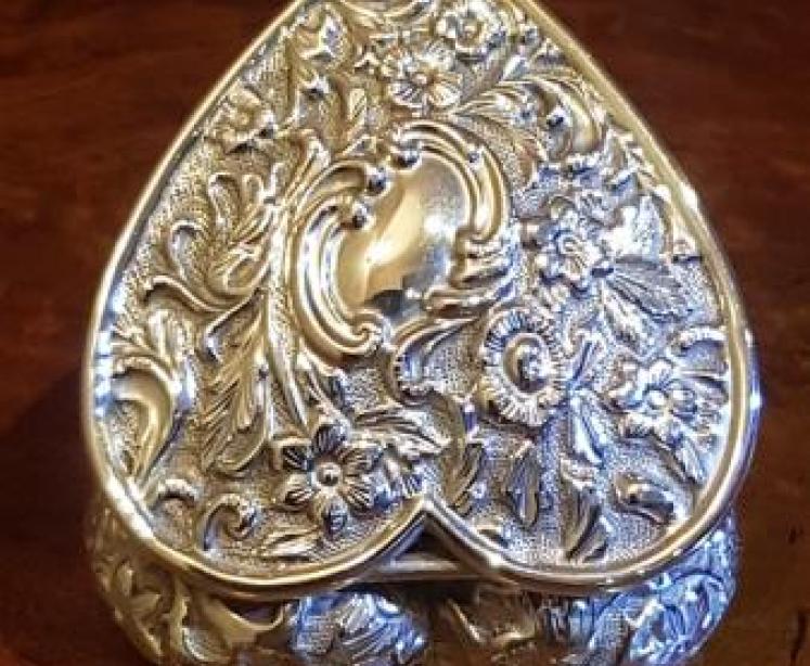 Victorian Embossed Silver Hinged Top Heart Shaped Box - Image 3