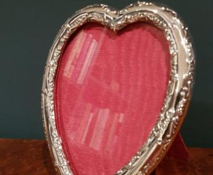 Quality Victorian Silver Heart Shaped Photo Frame - Image 2
